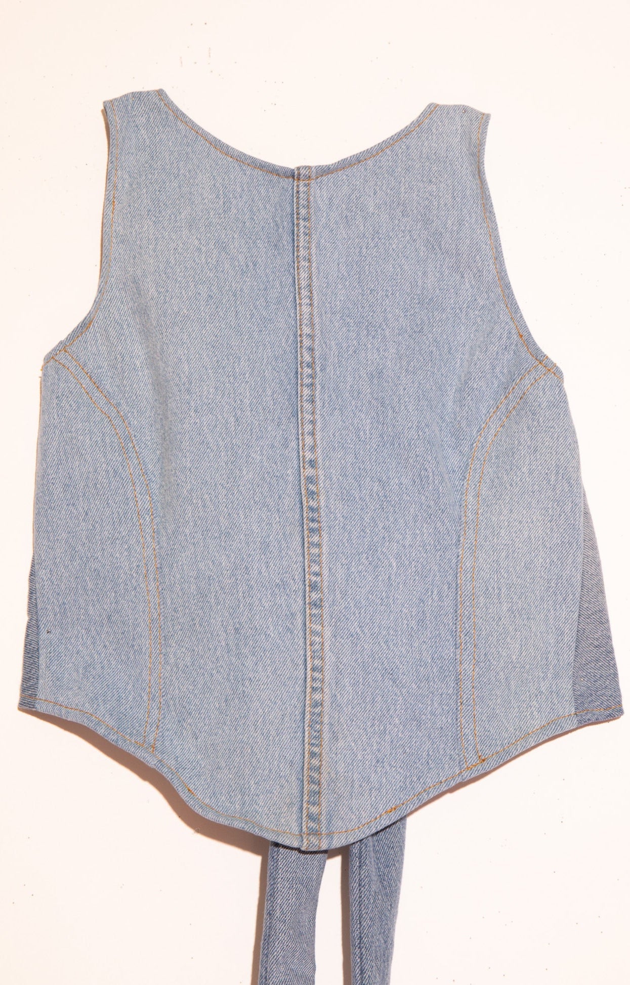SLEEVELESS TIE TOP